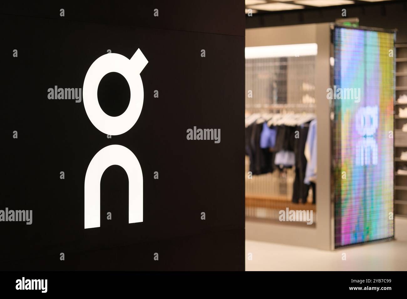 Shanghai, Cina - 22 luglio 2023: Primo piano sul cartello del negozio di abbigliamento. Azienda svizzera di calzature e abbigliamento sportivo Foto Stock