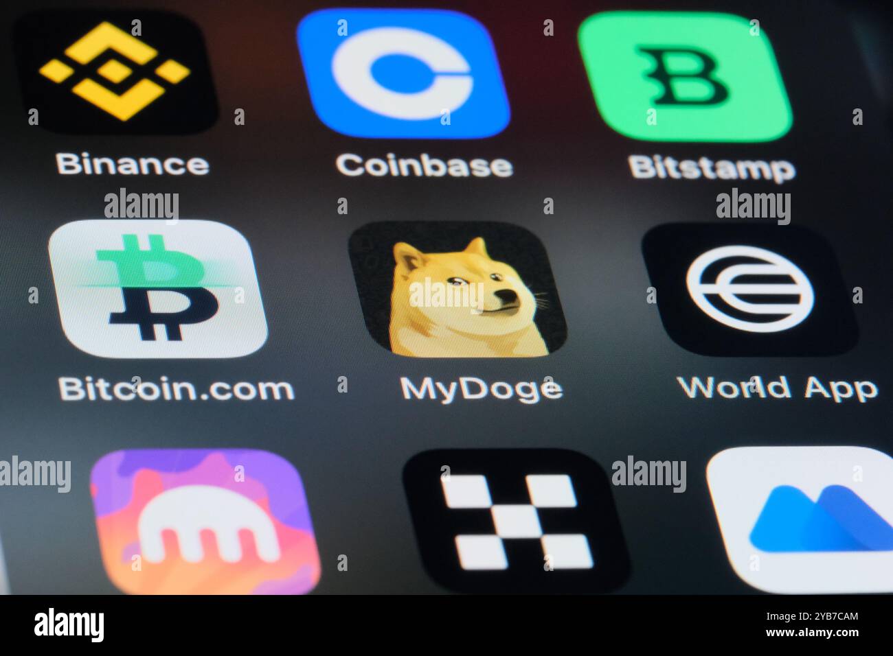 Icone delle app Dogecoin, Bitcoin, World App (Worldcoin) e piattaforma di scambio criptovaluta Foto Stock