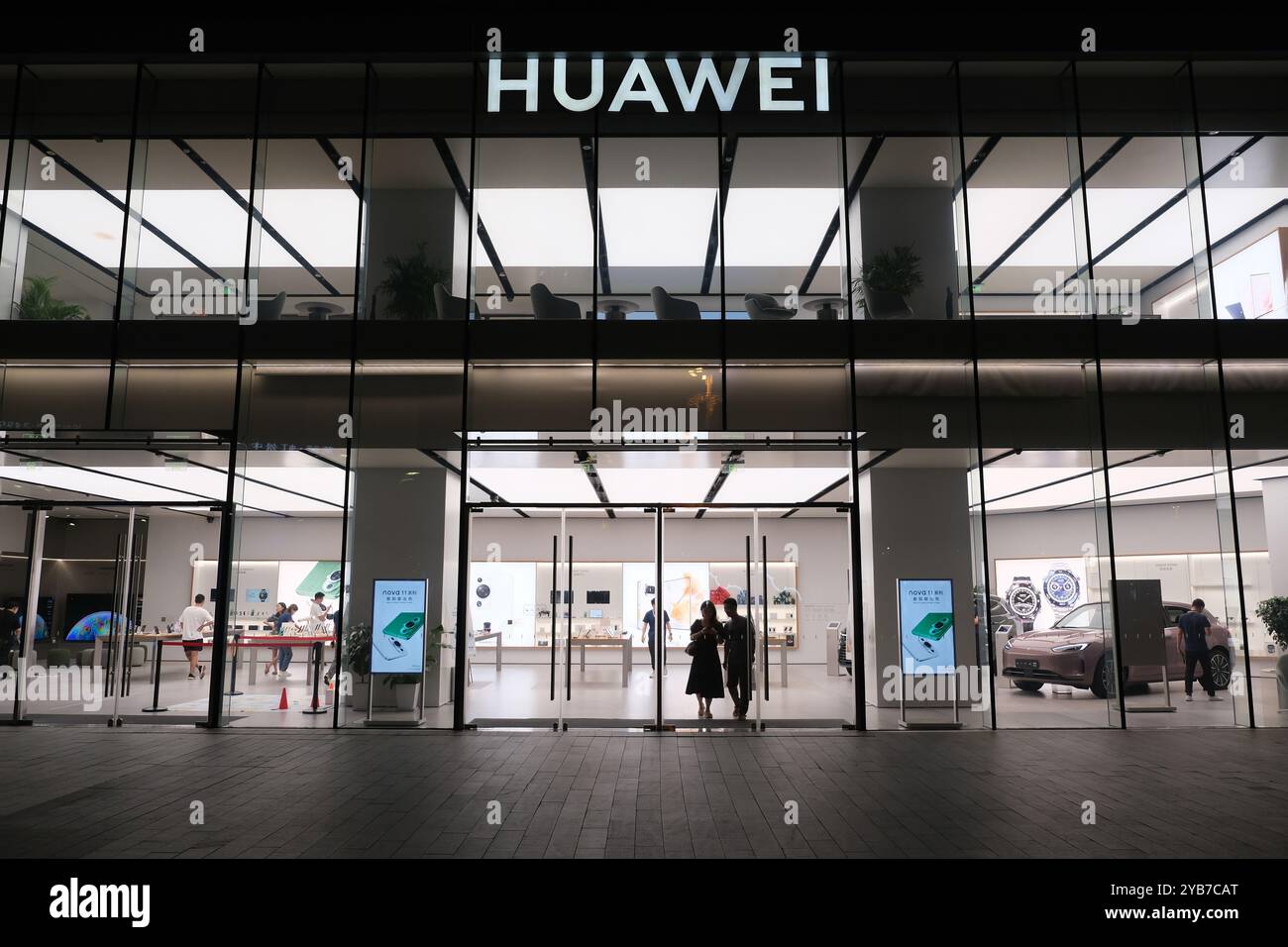 Shanghai, Cina - 30 luglio 2023: Facciata del grande flagship store HUAWEI con i clienti di notte Foto Stock Shanghai, Cina - 30 luglio 2023: Facciata del grande flagship store HUAWEI con i clienti di notte Foto Stock