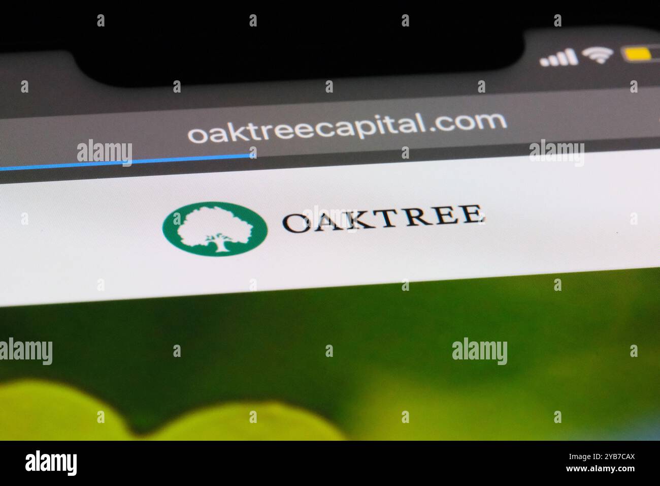 Logo del marchio Oaktree Capital Management sul sito Web ufficiale. Società americana di gestione patrimoniale Foto Stock