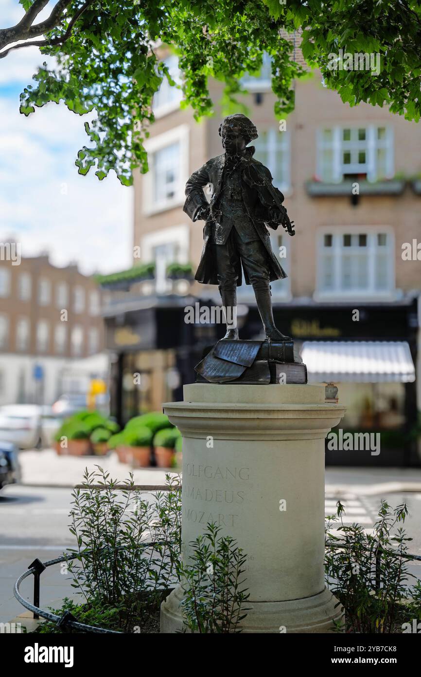 Londra - 06 15 2022: Statua di Wolfgang Amadeus Mozart in Orange Square Foto Stock