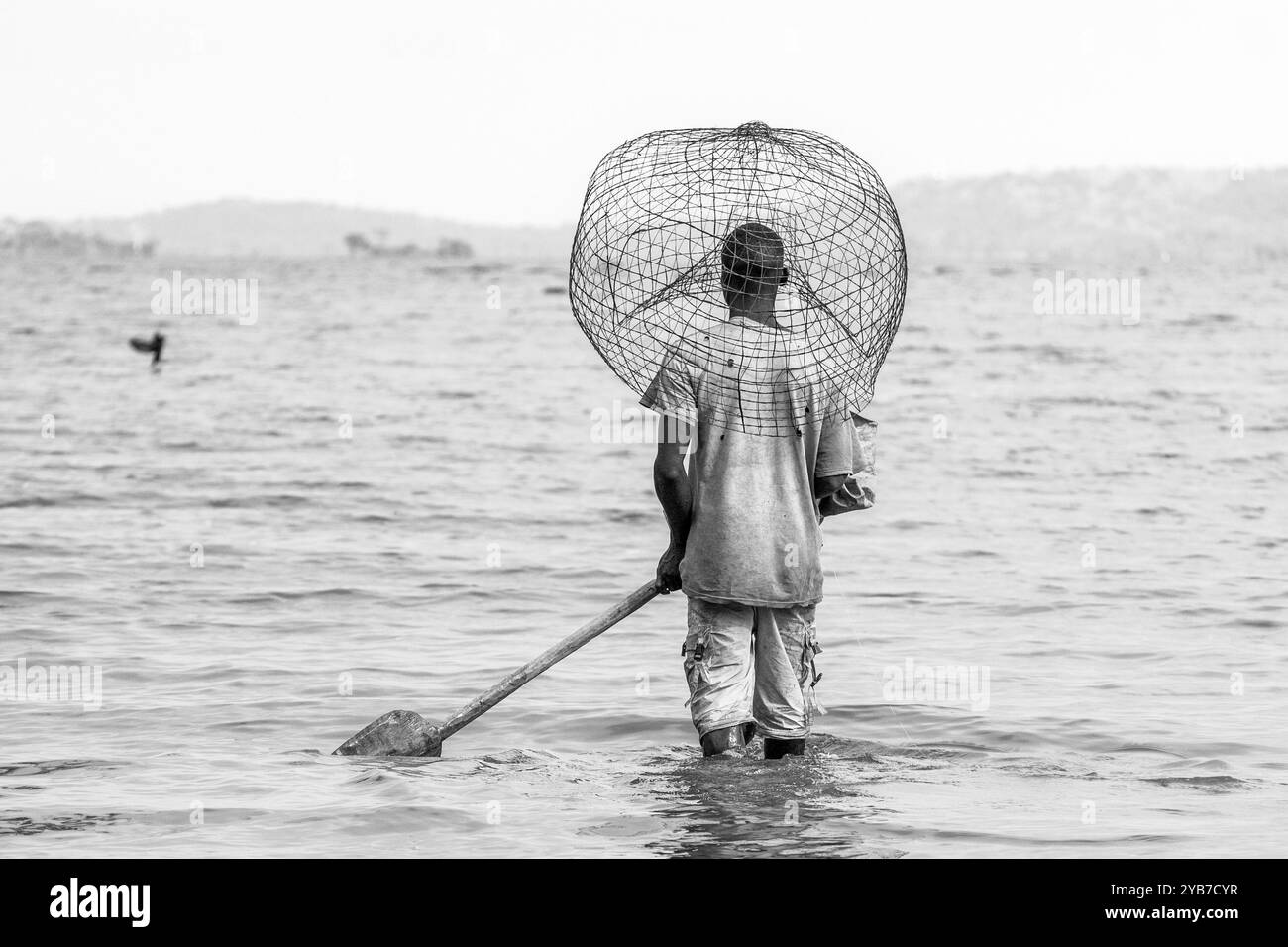 Un pescatore con la sua attrezzatura al lago Victoria - Uganda Foto Stock