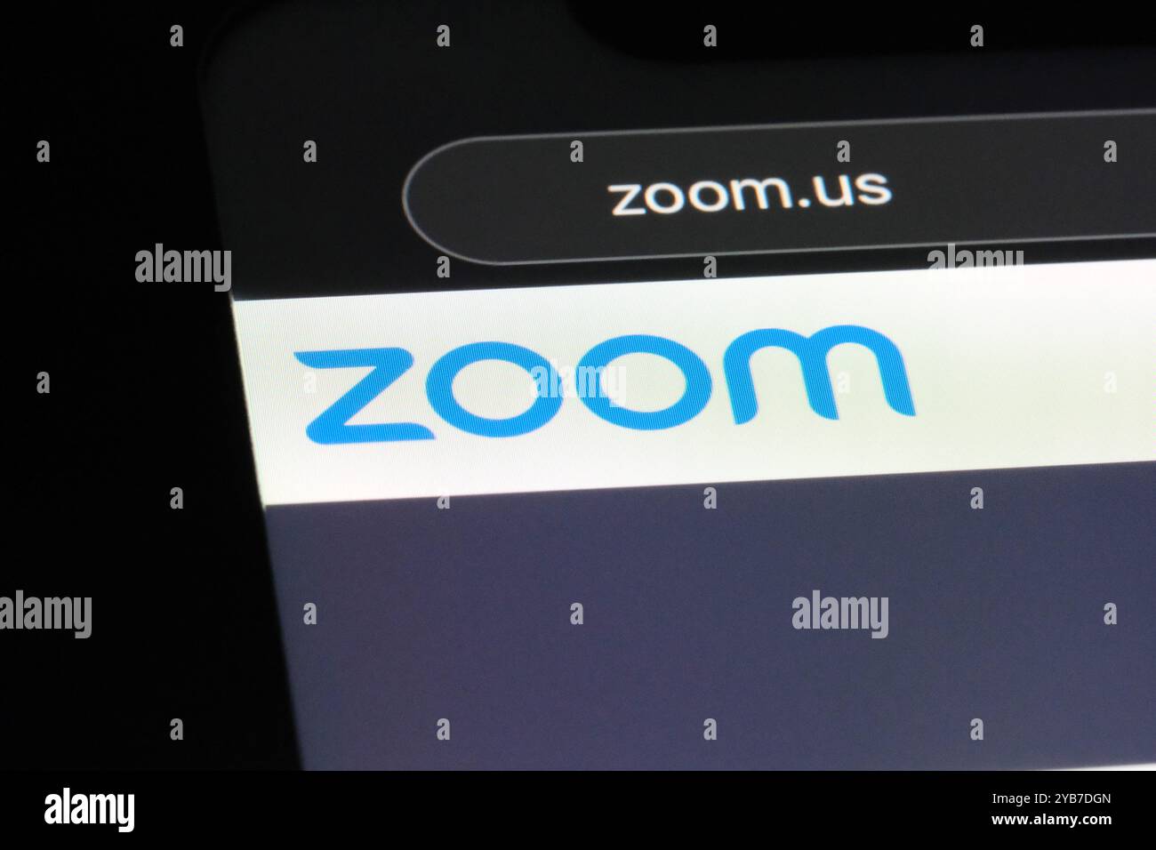 Logo del marchio aziendale Zoom Video Communications sul sito Web ufficiale. Piattaforma software per le comunicazioni video online (riunioni) Foto Stock