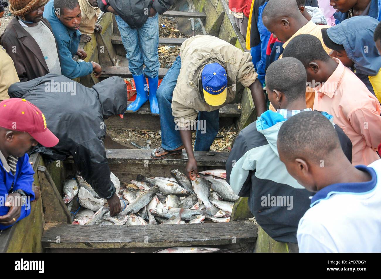 I pescatori che cercano di pescare nella cittadina di pescatori di Kasensero sulle rive del lago Victoria - Uganda Foto Stock