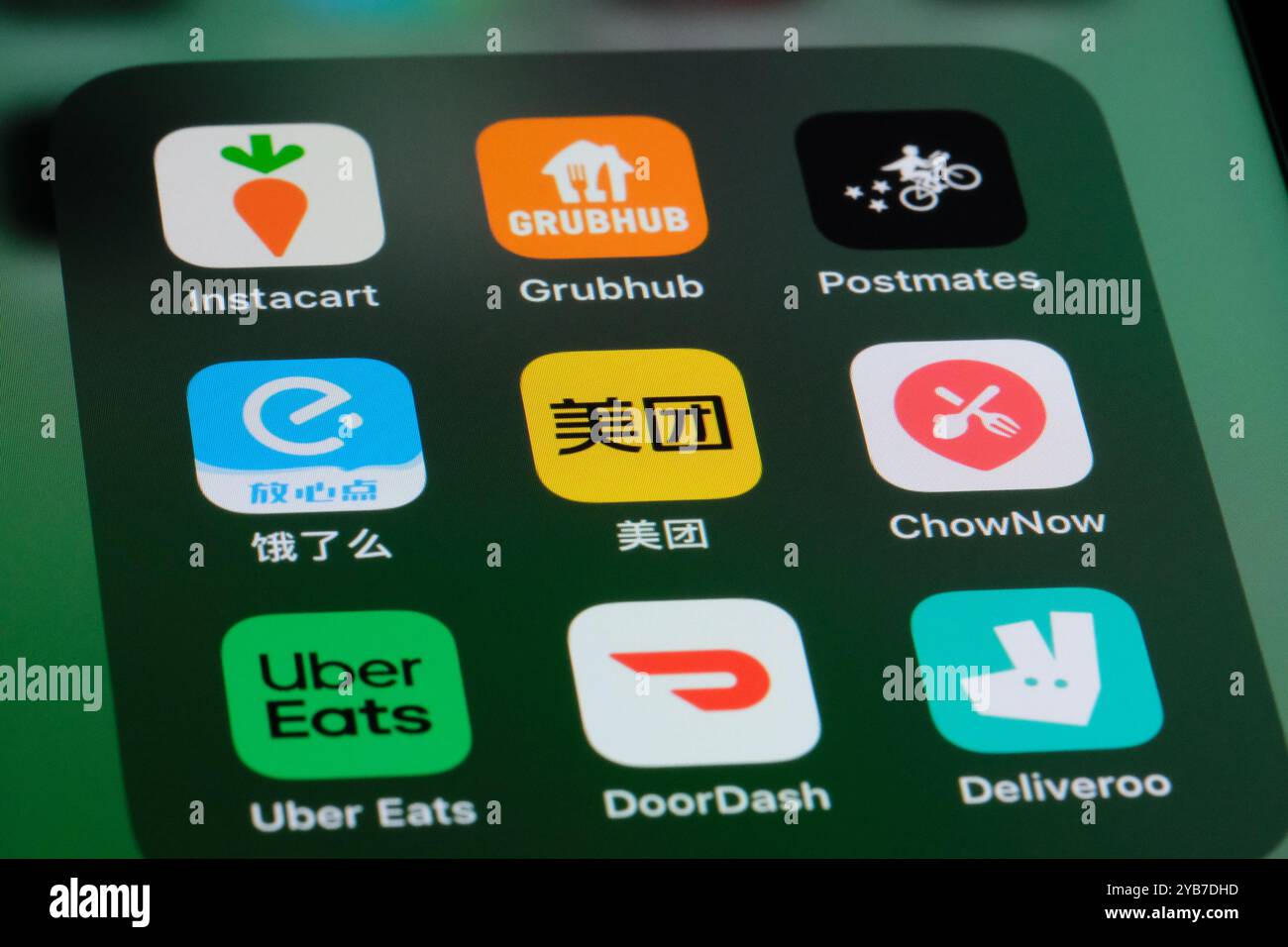 Meituan, Ele.me, Instacart, Uber Eats, Grubhub, Postmates, ChowNow, DoorDash, Deliveroo. Icone assortite di famose app per la consegna di cibo online Foto Stock