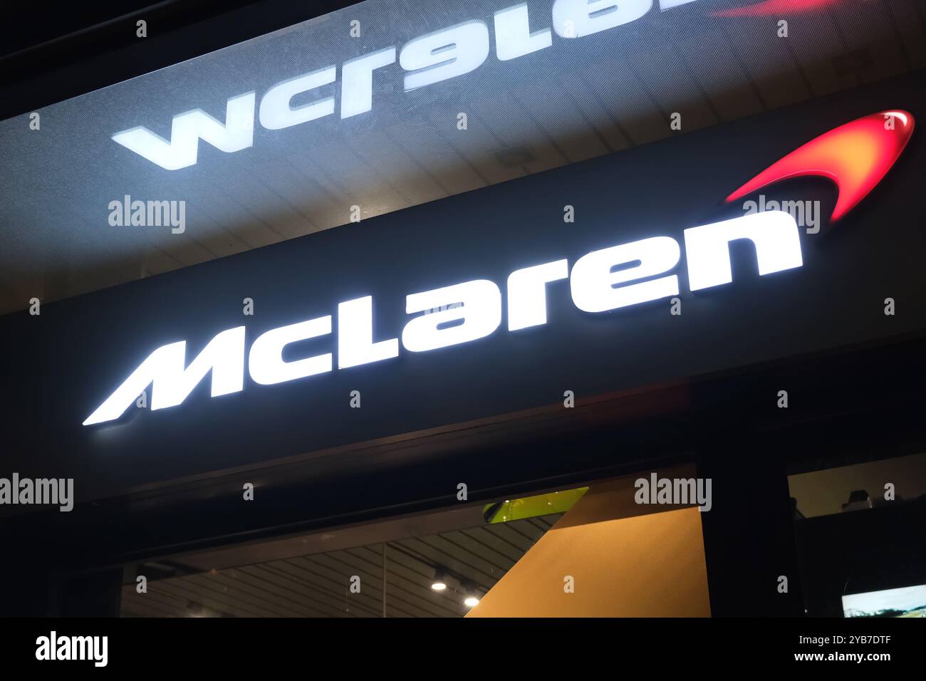 Shanghai, Cina - 12 maggio 2023: Logo del marchio del negozio McLaren di notte Foto Stock