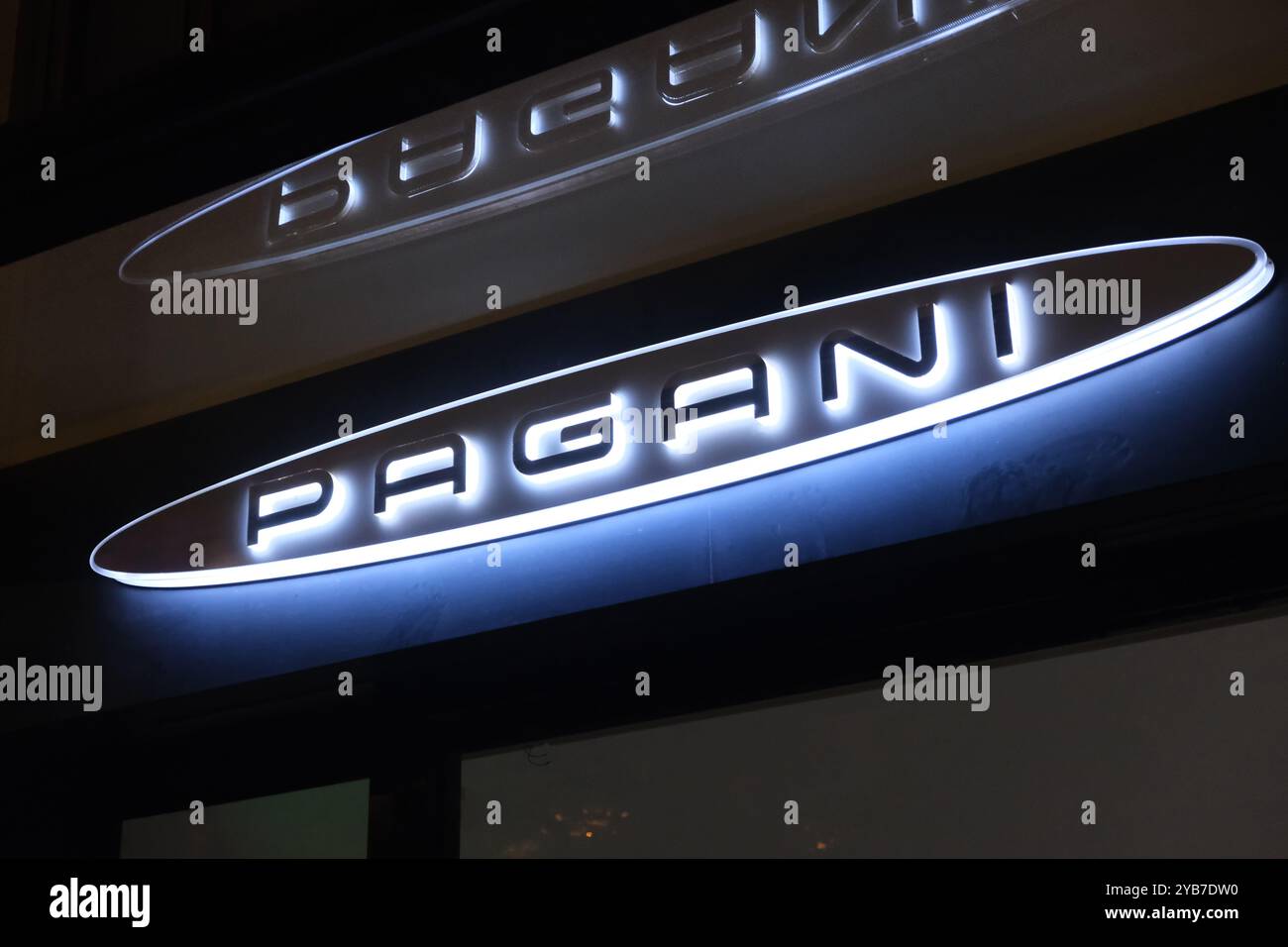 Shanghai, Cina - 12 maggio 2023: Primo piano del logo dell'azienda Pagani Foto Stock