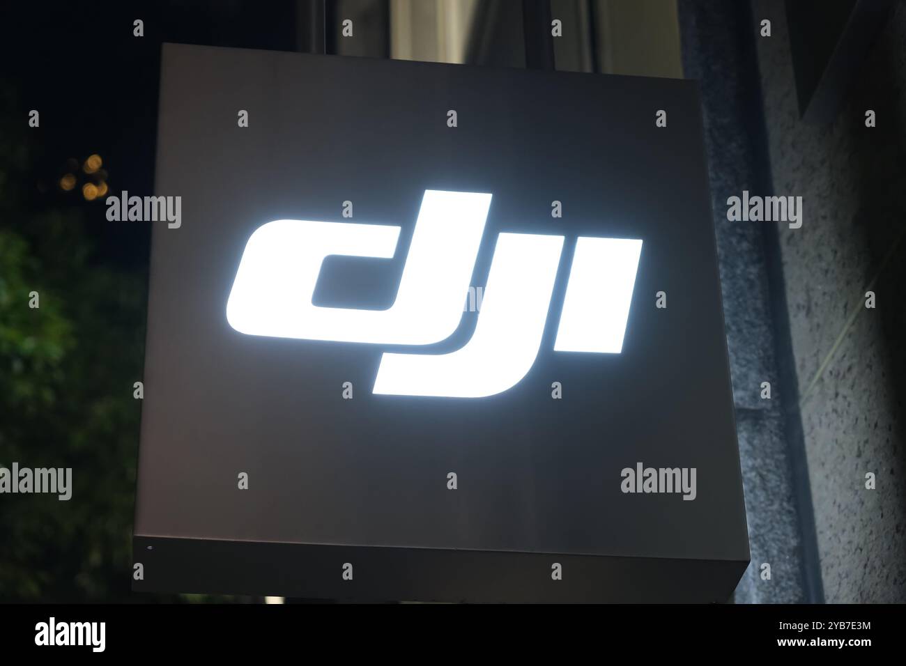 Shanghai, Cina - 12 maggio 2023: Insegna del negozio DJI. Logo del marchio DJI Foto Stock