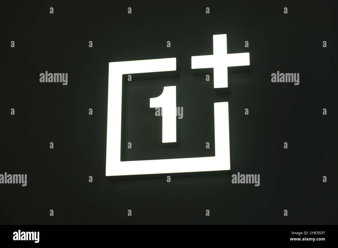Shanghai, Cina - 12 novembre 2023: Primo piano del logo del marchio dell'azienda OnePlus. Un'azienda cinese Foto Stock
