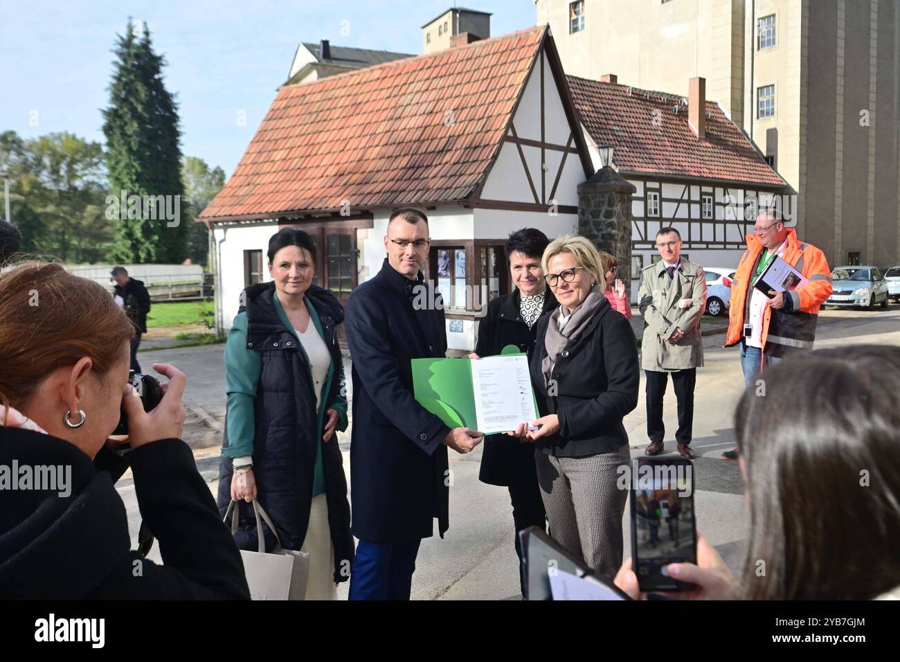 Bau der Gedenkstätte für das ehemalige KZ Sachsenburg Begnt Sachsens Kulturministerin Barbara Klepsch Hat heute 17. Oktober 2024 einen Fördermittelbescheid in Höhe von 1,5 mio Euro an den Bürgermeister der Stadt Frankenberg Oliver Gerstner übergeben. Damit wird ein erster Teilabschnitt der Errichtung der Gedenkstätte an das ehemalige KZ Sachsenburg realisiert. Die Bauarbeiten für diesen Abschnitt sollen im November 2024 beginnen und bis Dezember 2025.Das Konzentrationslager Sachsenburg bestand von mai 1933 bis September 1937 und War ab 1934 das einzige Konzentrationslager in Sachsen. Dado es Foto Stock