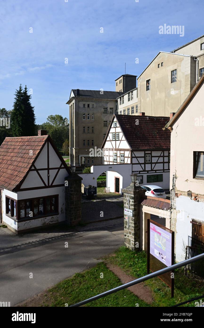 Bau der Gedenkstätte für das ehemalige KZ Sachsenburg inizia Ein Höhe des Freistaats in Förderbescheid von 1,5 mio Euro wurde heute 17. Oktober 2024 An Die Stadt Frankenberg übergeben. Damit wird ein erster Teilabschnitt der Errichtung der Gedenkstätte an das ehemalige KZ Sachsenburg realisiert. Die Bauarbeiten für diesen Abschnitt sollen im November 2024 beginnen und bis Dezember 2025.Das Konzentrationslager Sachsenburg bestand von mai 1933 bis September 1937 und War ab 1934 das einzige Konzentrationslager in Sachsen. Es diente den Nationalsozialisten zunächst vor allem zur Ausschaltung ihr Foto Stock