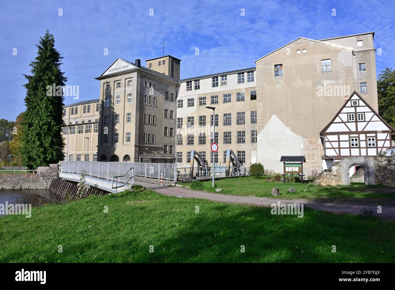 Bau der Gedenkstätte für das ehemalige KZ Sachsenburg inizia Ein Höhe des Freistaats in Förderbescheid von 1,5 mio Euro wurde heute 17. Oktober 2024 An Die Stadt Frankenberg übergeben. Damit wird ein erster Teilabschnitt der Errichtung der Gedenkstätte an das ehemalige KZ Sachsenburg realisiert. Die Bauarbeiten für diesen Abschnitt sollen im November 2024 beginnen und bis Dezember 2025.Das Konzentrationslager Sachsenburg bestand von mai 1933 bis September 1937 und War ab 1934 das einzige Konzentrationslager in Sachsen. Es diente den Nationalsozialisten zunächst vor allem zur Ausschaltung ihr Foto Stock