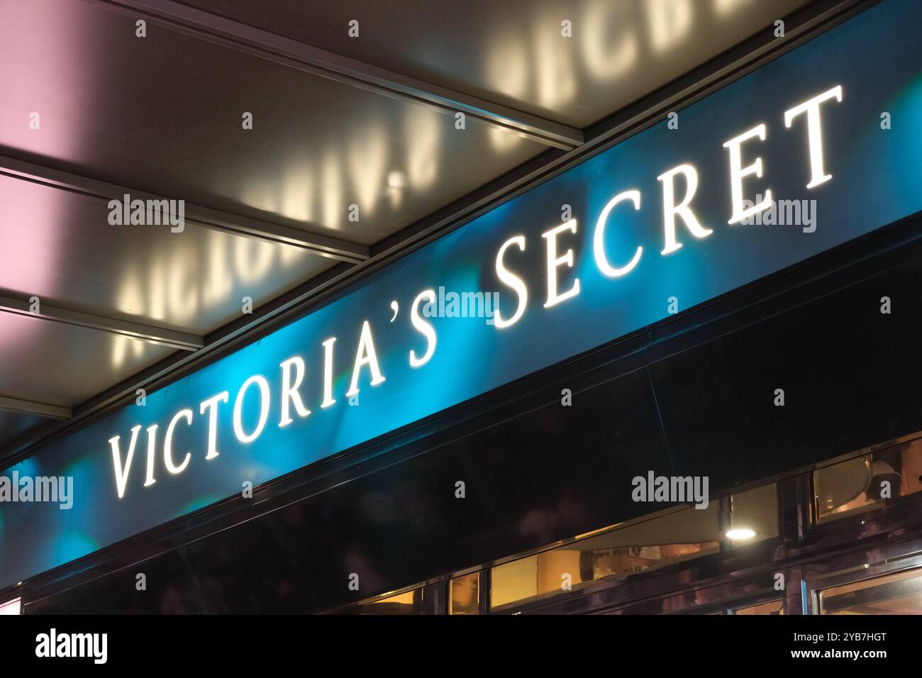 Hangzhou, Cina - 15 luglio 2023: Logo del marchio del negozio Victoria's Secret Foto Stock