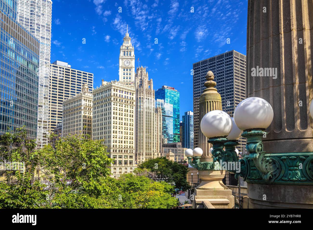 Vista panoramica sulla strada dell'architettura di Chicago, stato dell'Illinois, Stati Uniti Foto Stock