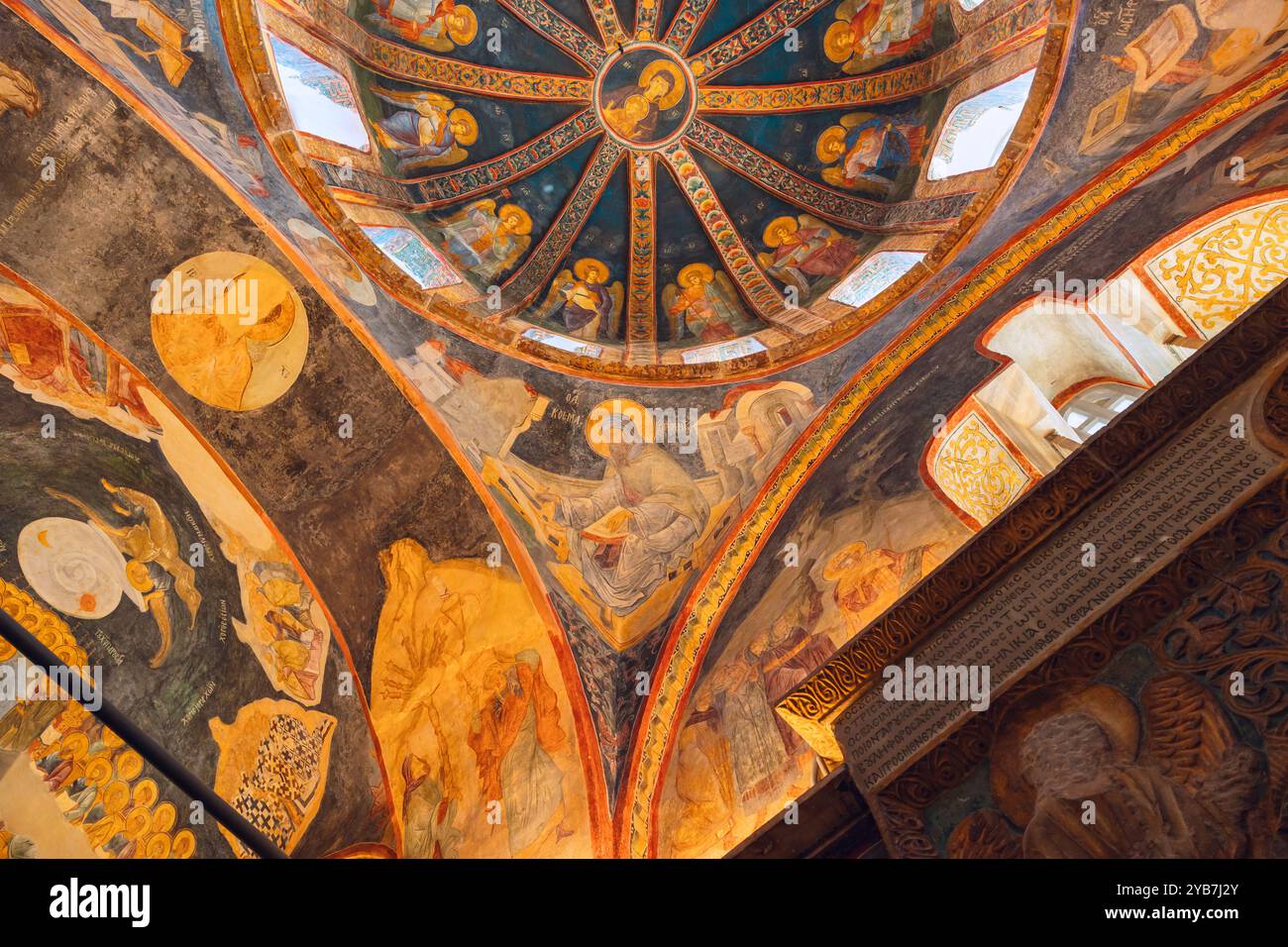 Vista interna della Chiesa di Chora, nota anche come Moschea Kariye a Istanbul. Istanbul Turchia - 8.17.2024 Foto Stock
