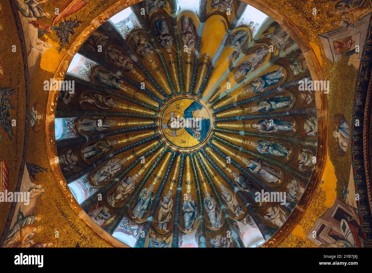 Soffitto della Chiesa di Chora, nota anche come Moschea Kariye a Istanbul. Istanbul Turchia - 8.17.2024 Foto Stock