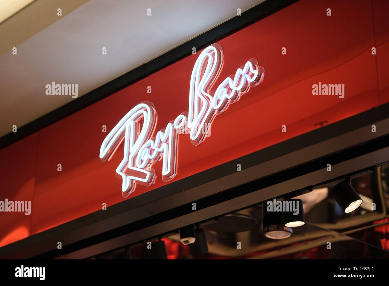 Shanghai, Cina - 22 luglio 2023: Logo del marchio ray-ban store Foto Stock