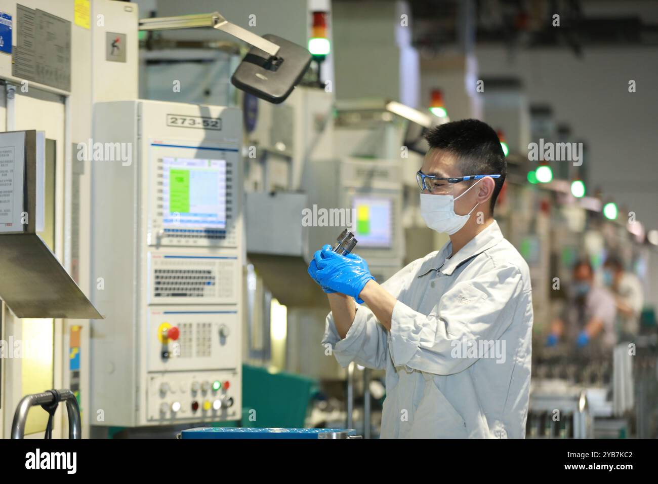 Wuxi. 17 ottobre 2024. Questa foto del file scattata il 25 febbraio 2020 mostra un tecnico che lavora presso Bosch Powertrain Systems Co., Ltd. A Wuxi, nella provincia di Jiangsu nella Cina orientale. Il gigante multinazionale tedesco Bosch Group ha firmato un accordo mercoledì sera per la creazione della sua sede centrale strategica in Cina per i veicoli commerciali nella città di Wuxi, nella provincia di Jiangsu, nella Cina orientale, indicando la sua timidezza nei confronti dei nuovi veicoli energetici e delle industrie di guida intelligente cinesi. PER ANDARE CON "Economic Watch: La Germania Bosch lancerà un progetto strategico di veicoli commerciali in Cina" credito: Xinhua/Alamy Live News Foto Stock