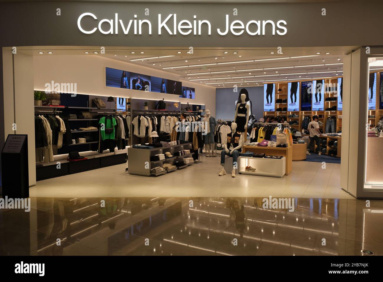 Shanghai, Cina - 29 luglio 2023: Negozio di abbigliamento e logo Calvin Klein jeans Foto Stock