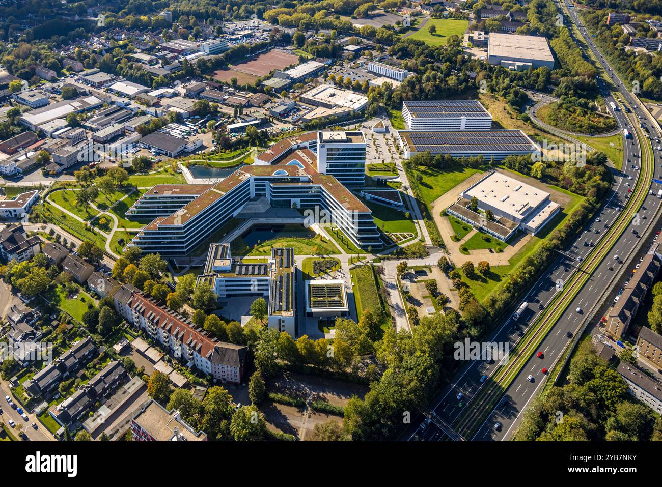 Luftbild, Aldi Nord Campus, Gebäudeform entspricht dem Aldi Logo, Eckenbergstraße, Kray, Essen, Ruhrgebiet, Nordrhein-Westfalen, Deutschland ACHTUNGxMINDESTHONORARx60xEURO *** Vista aerea, Aldi Nord Campus, la forma dell'edificio corrisponde al logo Aldi, Eckenbergstraße, Kray, Essen, zona della Ruhr, Renania settentrionale-Vestfalia, Germania ATTENTIONxMINDESTHONORARx60xEURO Foto Stock