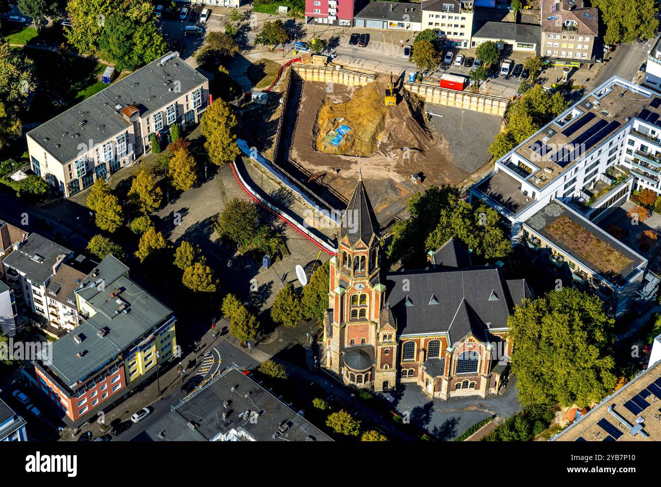 Luftbild, evang. Kreuzeskirche und Baustelle und Umgestaltung Weberplatz, Begegnungszentrum, Stadtkern, Essen, Ruhrgebiet, Nordrhein-Westfalen, Deutschland ACHTUNGxMINDESTHONORARx60xEURO *** Vista aerea, evang Kreuzeskirche e cantiere e riprogettazione Weberplatz, centro riunioni, centro città, Essen, zona della Ruhr, Renania settentrionale-Vestfalia, Germania ACHTUNGxMINDESTHONORARx60xEURO Foto Stock