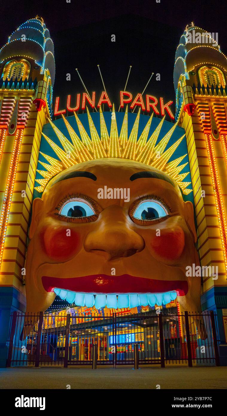 Iconico ingresso del Luna Park illuminato di notte Foto Stock