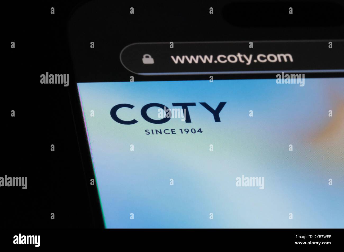 Shanghai, Cina - 6 maggio 2024: Logo aziendale Coty sul sito web. Un'azienda di bellezza Foto Stock