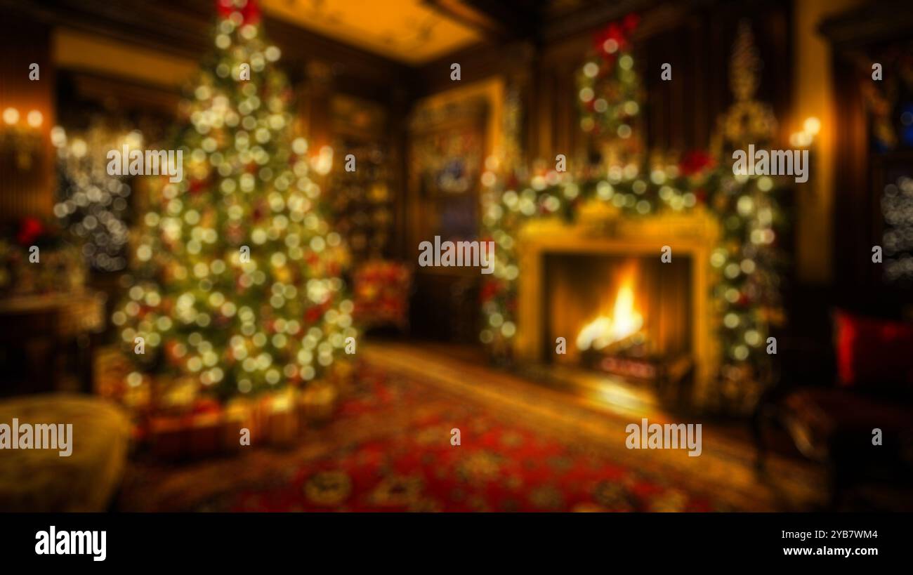 Sfondo di interni di casa decorati durante le vacanze di Natale, soggiorno con caminetto e albero di Natale di notte. Concetto di Natale, casa, arredamento. Foto Stock