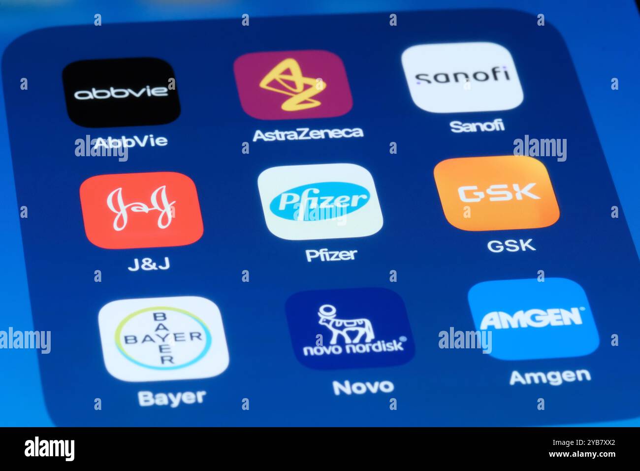 Shanghai, Cina - 9 luglio 2024: Pfizer, Johnson & Johnson (J&J), GSK, AbbVie, AstraZeneca, Sanofi, Bayer, Novo Nordisk, Amgen. Prodotti farmaceutici assortiti c Foto Stock