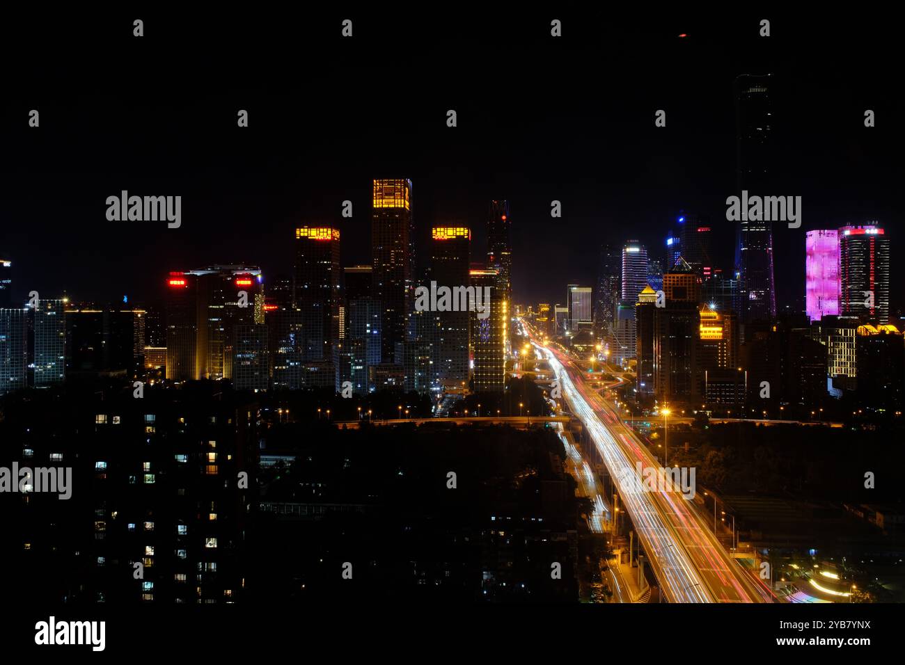 Pechino, Cina - 16 settembre 2024: Vista notturna della città di Pechino, Cina. Paesaggio urbano notturno del CBD di Pechino. Vista aerea Foto Stock