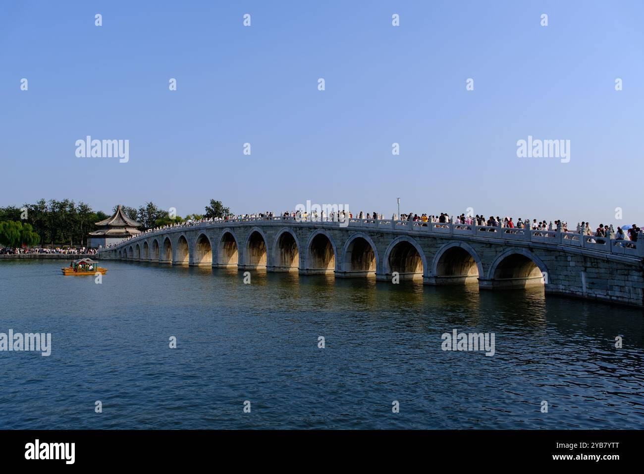Pechino, Cina - 16 settembre 2024: Ponte del diciassettesimo arco nel Palazzo estivo di Pechino, Cina. Tradizionale ponte cinese antico Foto Stock