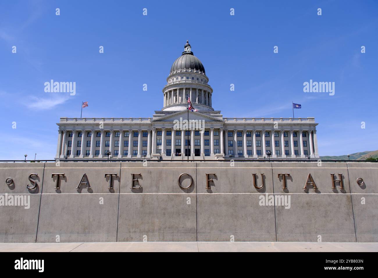 Facciata dell'edificio governativo del Campidoglio dello Utah e insegna dello stato dello Utah Foto Stock