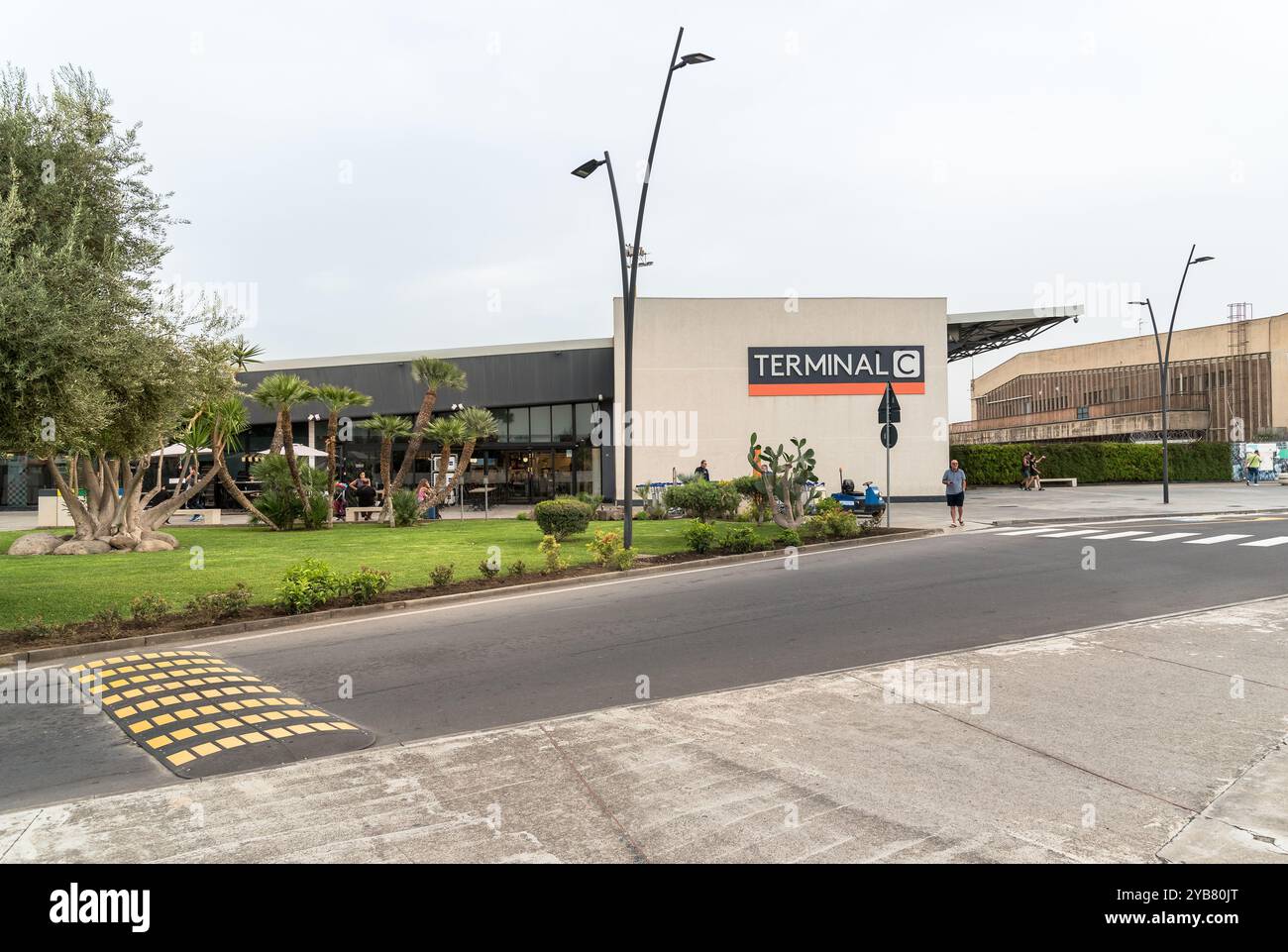 Catania, Sicilia, Italia - 29 settembre 2024: Esterno del terminal di arrivo dell'aeroporto internazionale di Catania-Fontanarossa in Sicilia. Foto Stock