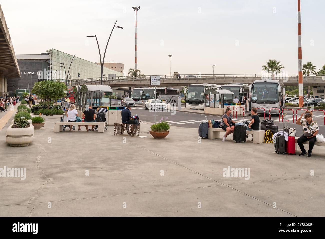 Catania, Sicilia, Italia - 29 settembre 2024: Esterno del terminal di arrivo dell'aeroporto internazionale di Catania-Fontanarossa in Sicilia. Foto Stock