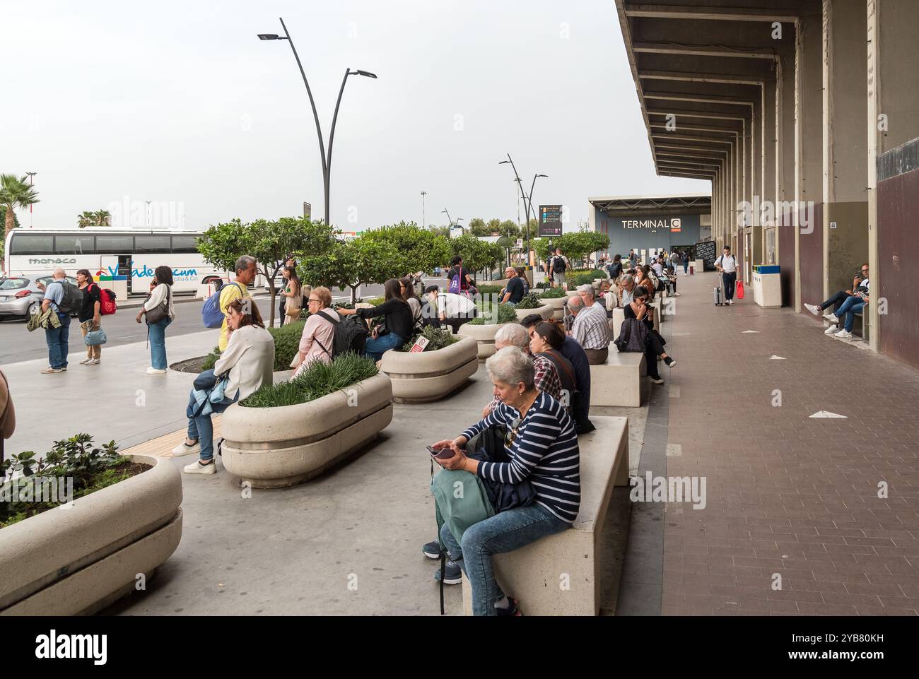Catania, Sicilia, Italia - 29 settembre 2024: Esterno del terminal di arrivo dell'aeroporto internazionale di Catania-Fontanarossa in Sicilia. Foto Stock