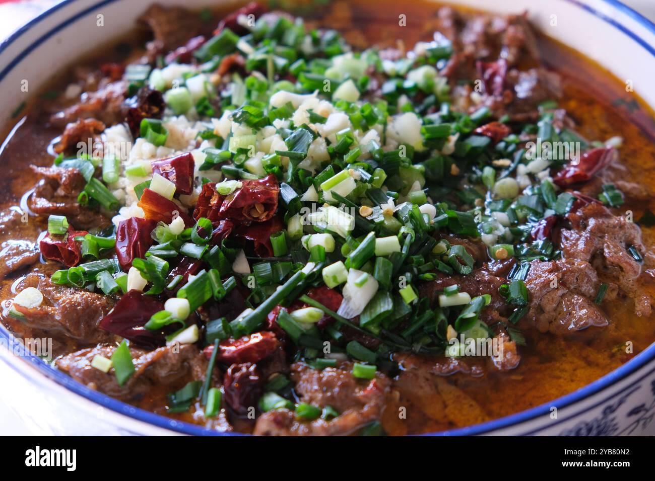 Sichuan Boiled Spicy Pork, fette speziate di carne di maiale al forno. Cucina cinese Foto Stock