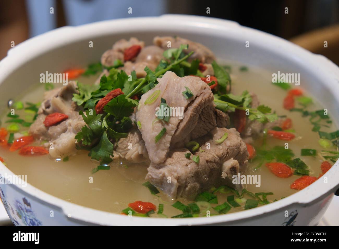 Deliziosa zuppa cinese di montone. Cibo tradizionale a Ningxia, Cina Foto Stock