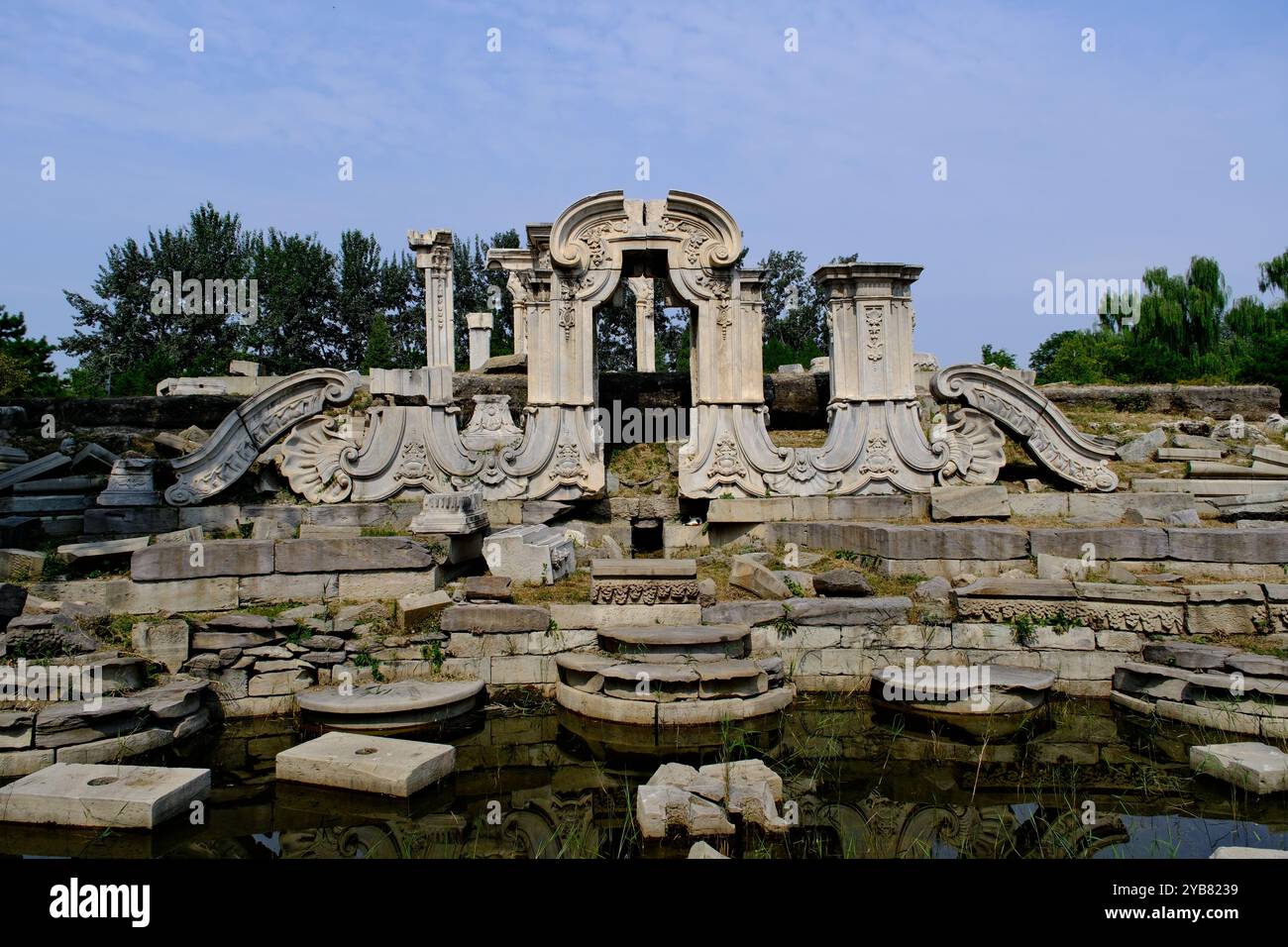 Rovine del vecchio Palazzo d'Estate (Yuanmingyuan) a Pechino, Cina Foto Stock