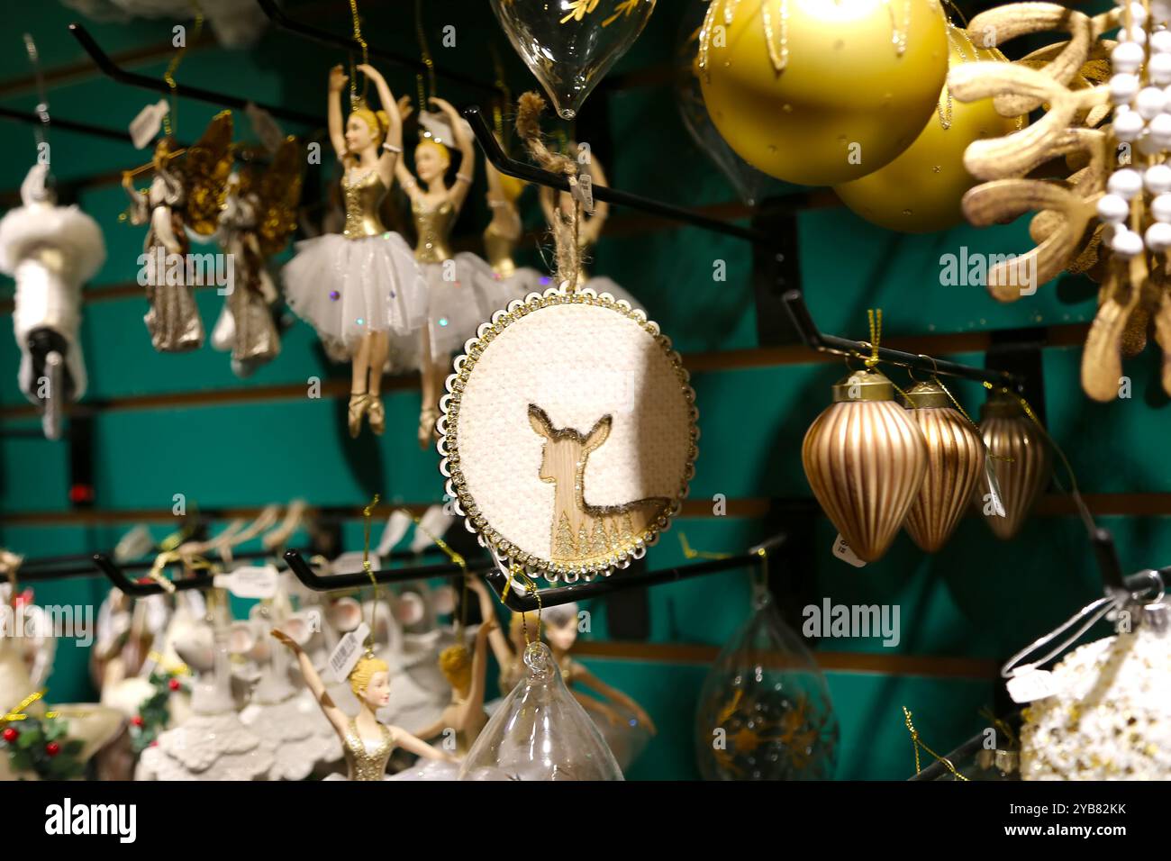 Decorazioni per alberi di Natale in serbo. Decora le feste e porta un tocco di benvenuto a casa tua. Decorazioni natalizie e shopping stagionale Foto Stock