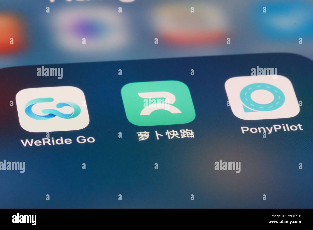 Shanghai, Cina - 24 luglio 2024: WeRide Go, Apollo Go e PonyPilot. Varie app cinesi per il servizio di robotaxi Foto Stock