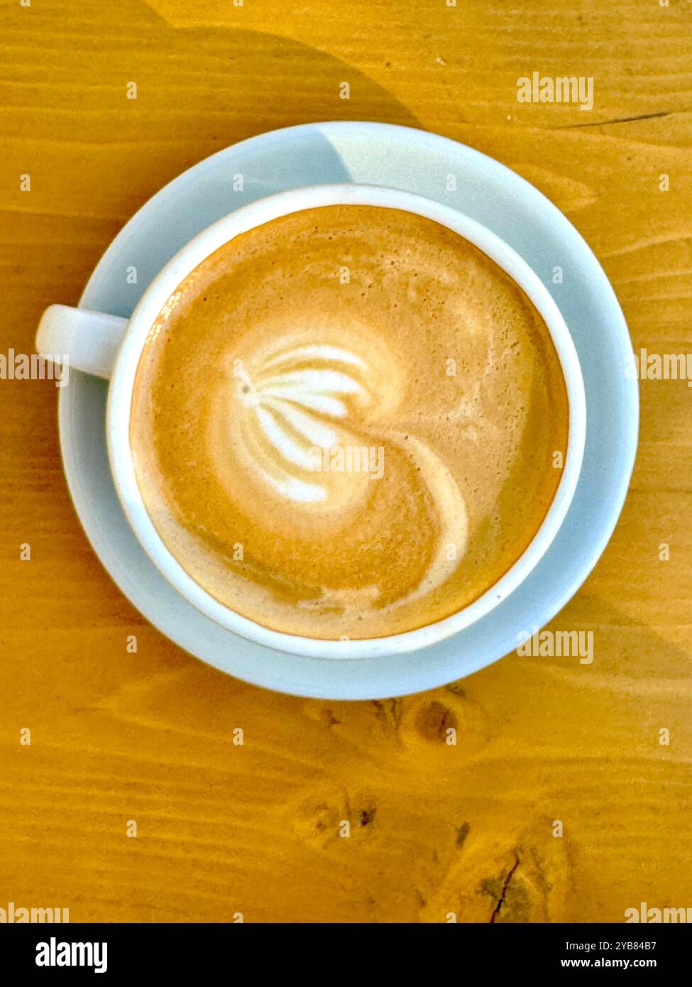 Tazza bianca con caffè al cortado - su un tavolo di legno. Nessuna persona Foto Stock