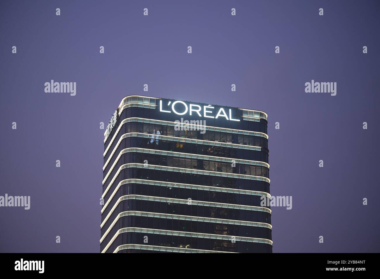 Shanghai, Cina - 15 ottobre 2023: Edificio per uffici dell'azienda l'Oréal con logo del marchio di notte Foto Stock