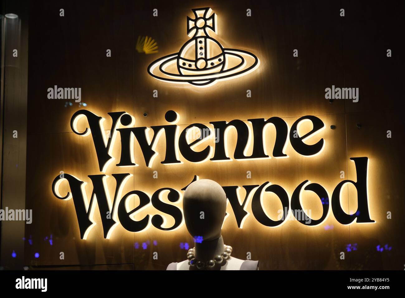 Shanghai, Cina-13 ottobre 2023: Logo del marchio dell'azienda Vivienne Westwood Foto Stock
