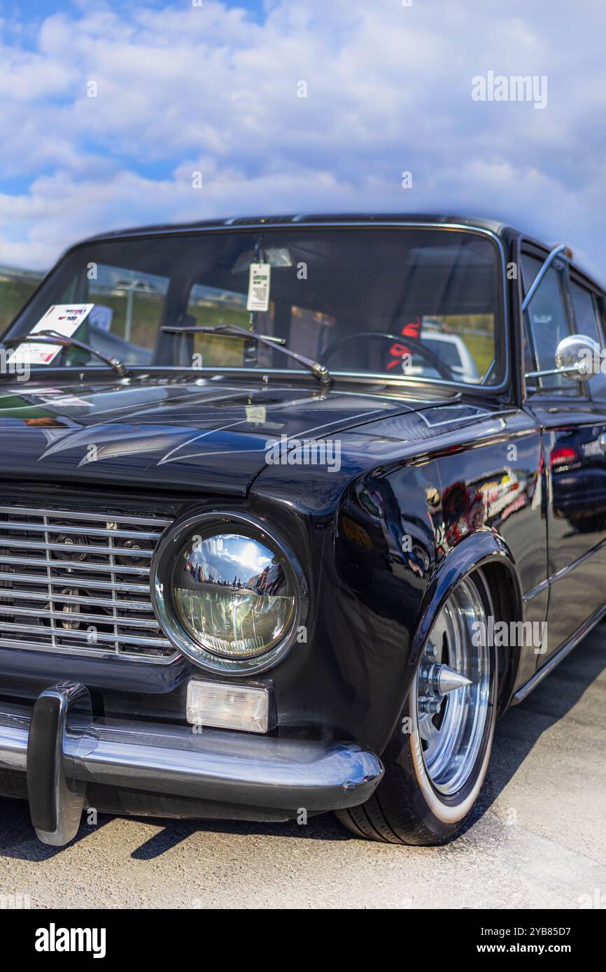 15.09.2024. Novosibirsk, mezzogiorno, Vecchia auto nera sovietica alla mostra, LADA Classic, Zhiguli 2102 Foto Stock