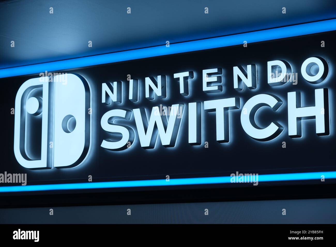 Wuhan, Cina-5 ottobre 2023: Logo del marchio Nintendo Switch Foto Stock