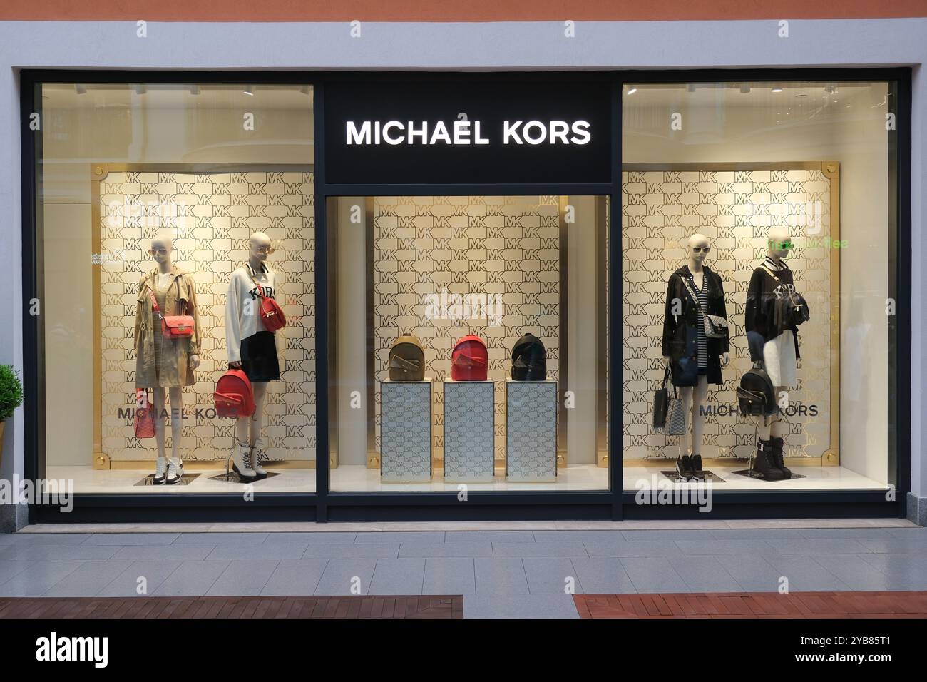 Shanghai, Cina-30 settembre 2023: Vetrina del negozio MICHAEL KORS Foto Stock