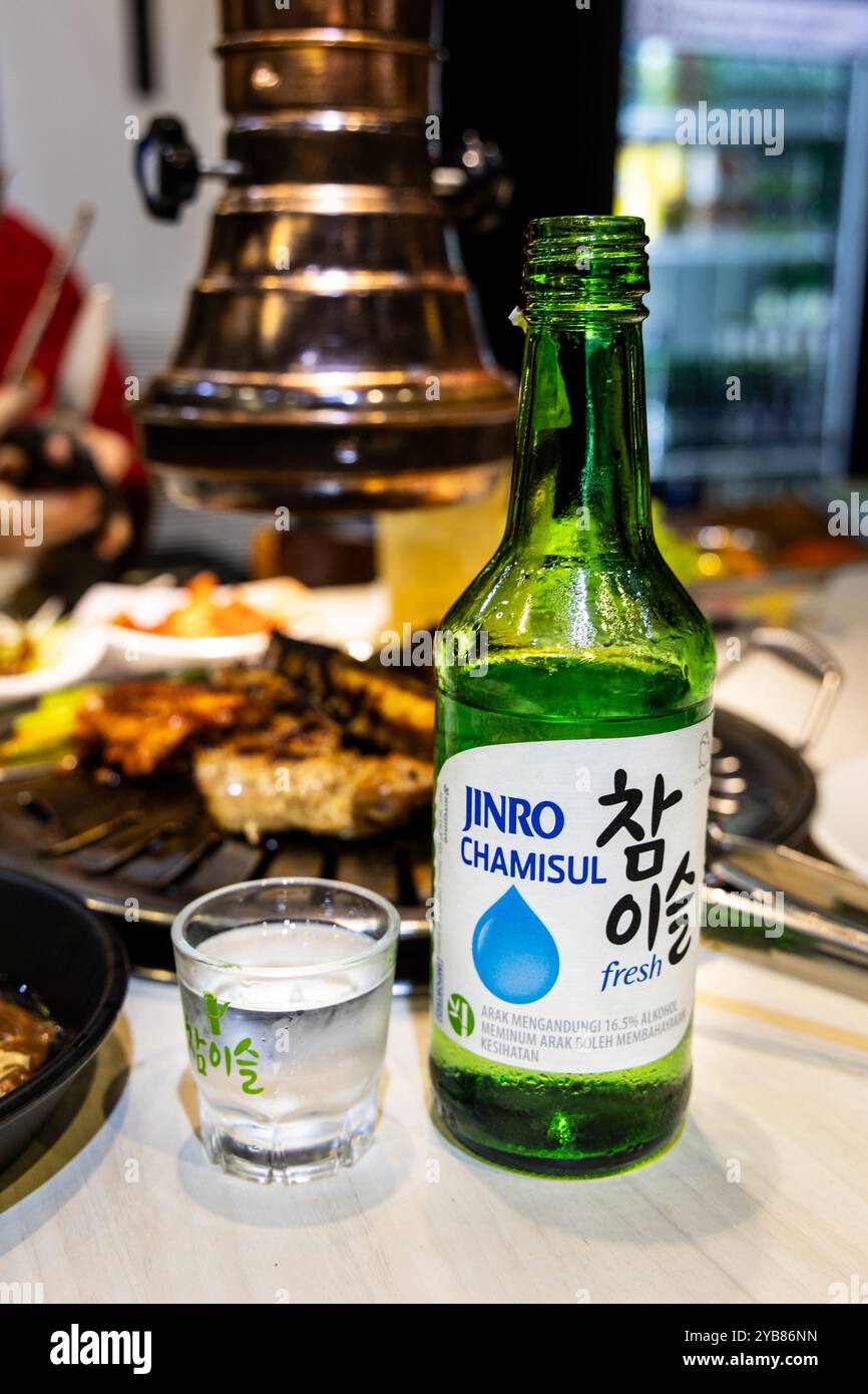 Jinro Chamisul è il marchio leader di soju in Corea, fondato nel 1924. Si tratta di bevande alcoliche perfette da abbinare al barbecue coreano. Foto Stock