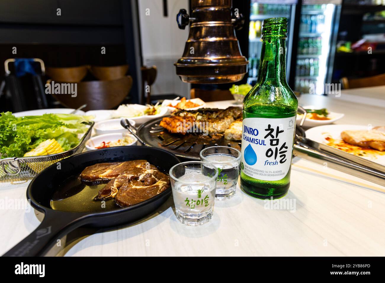 Jinro Chamisul è il marchio leader di soju in Corea, fondato nel 1924. Si tratta di bevande alcoliche perfette da abbinare al barbecue coreano. Foto Stock
