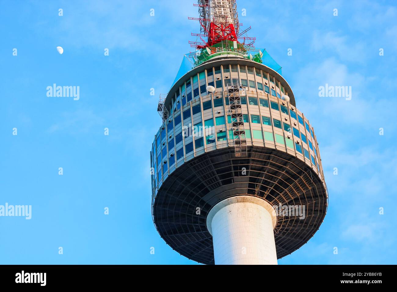 Namsan Tower. Primo piano della Torre di Seoul, la famosa attrazione sul monte Namsan con un bel cielo e una luna al tramonto a Seoul, Corea del Sud. Foto Stock