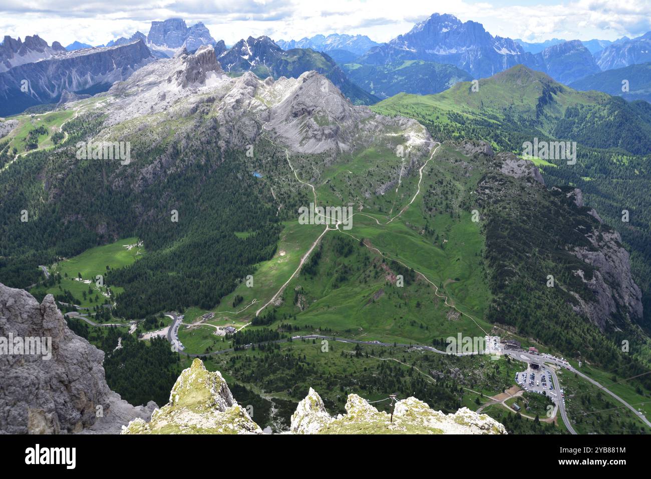 Vista dall'arrivo della funivia Lagazuoi a 2756 metri, con la strada del passo Falzarego e sullo sfondo il monte Pelmo a 3172 metri Foto Stock